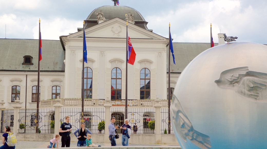 Palazzo presidenziale mostrando edificio amministrativo, castello e statua o scultura