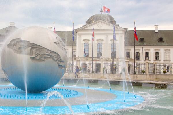 Palazzo presidenziale che include edificio amministrativo, fontana e castello o palazzo