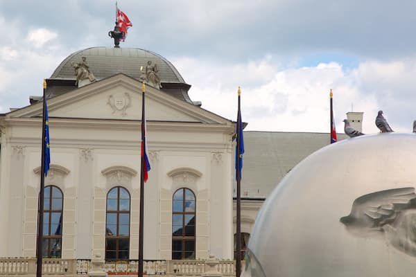 Presidentinlinna featuring linna tai palatsi, hallintorakennus ja patsas tai veistos