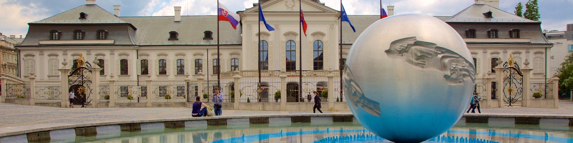 Palácio Presidencial mostrando uma fonte, uma estátua ou escultura e um edifício administrativo
