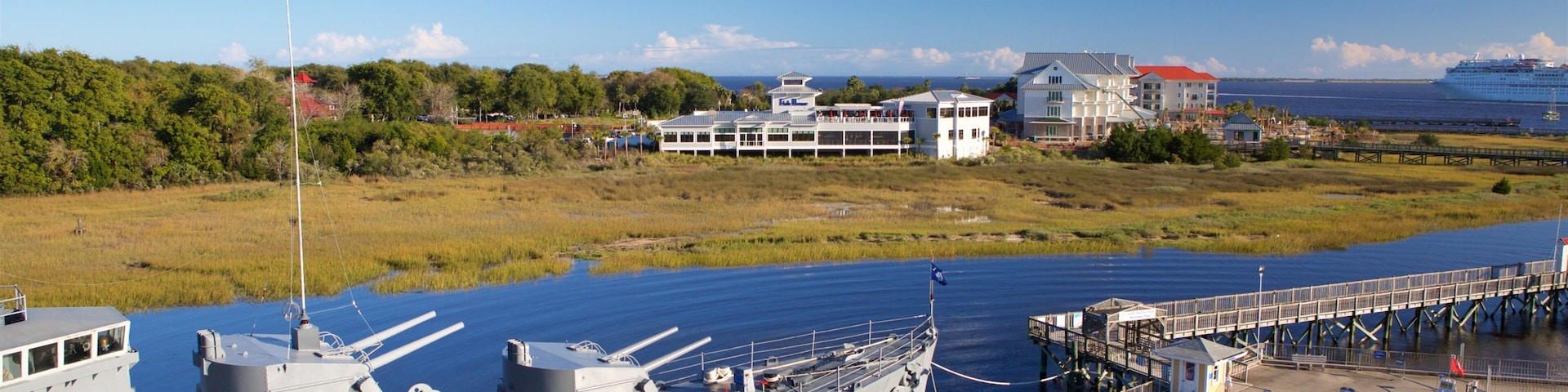 USS Yorktown caracterizando itens militares, uma baía ou porto e um pôr do sol