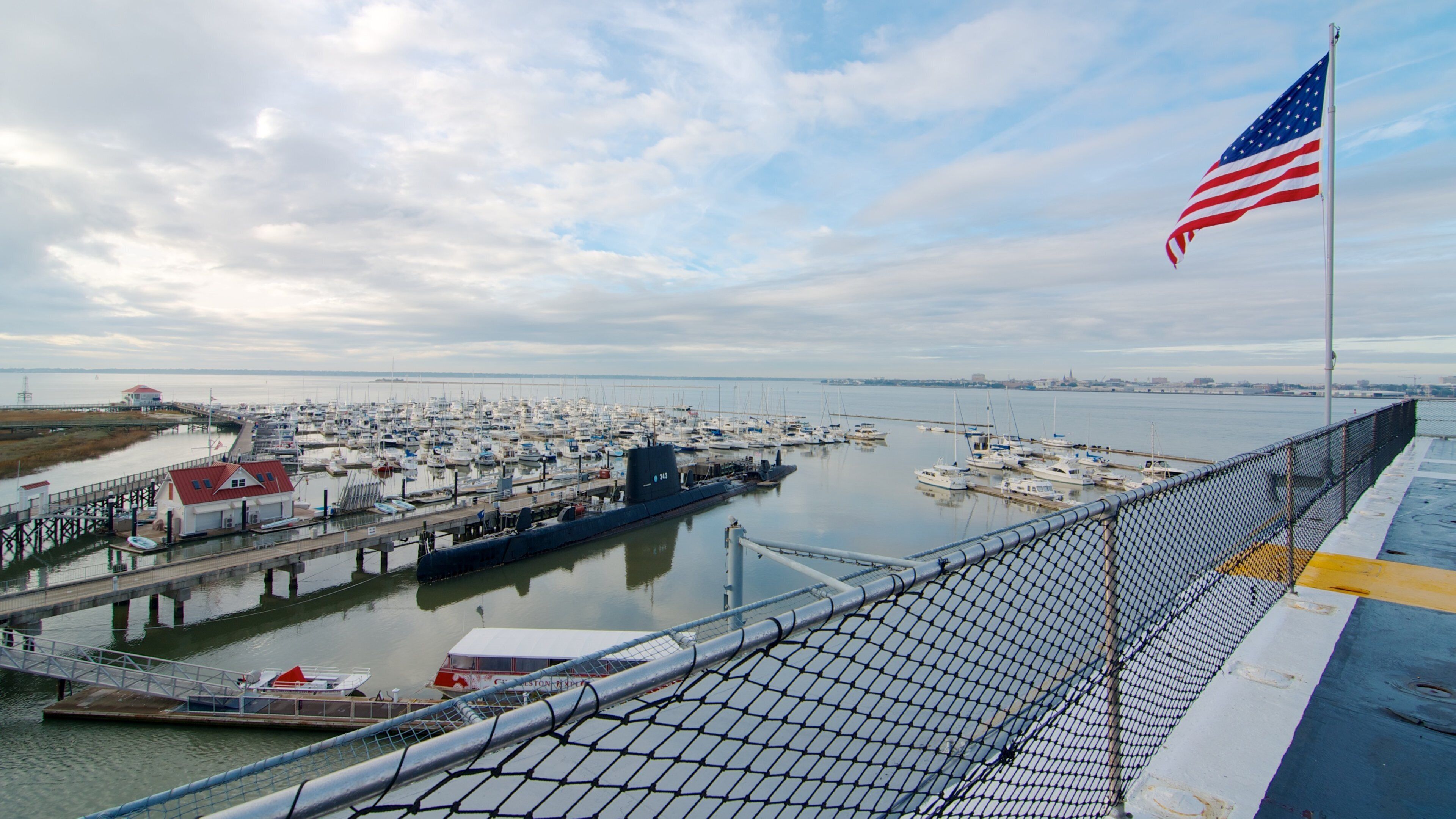 USS Yorktown que incluye una bahía o puerto