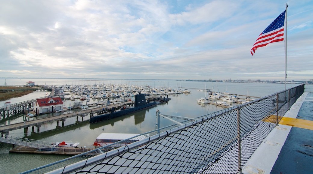 USS Yorktown caracterizando uma baĂa ou porto