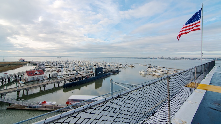 USS Yorktown que incluye una bahía o puerto