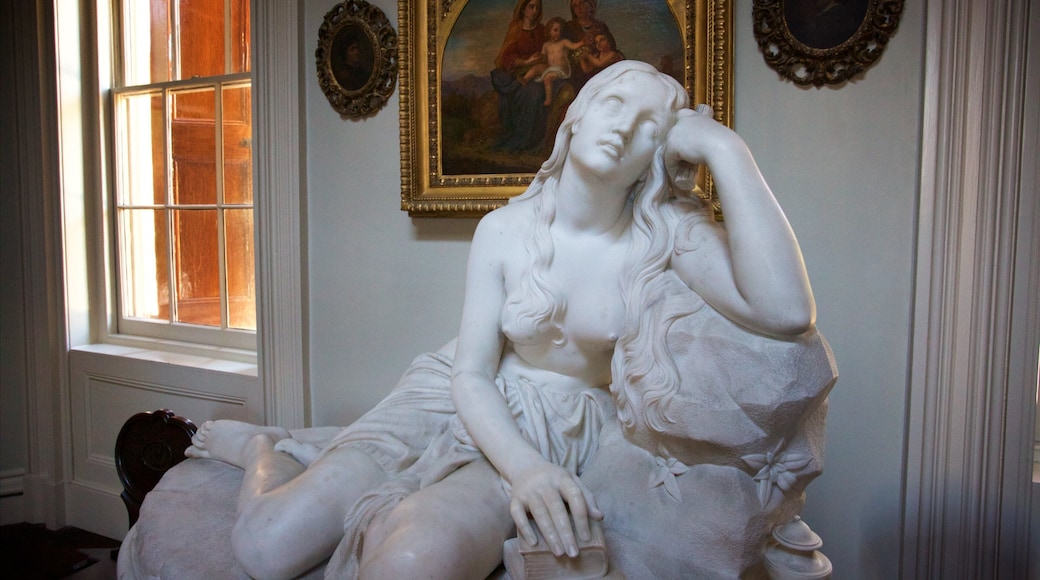 Aiken-Rhett House que incluye elementos patrimoniales, vistas de interior y una estatua o escultura