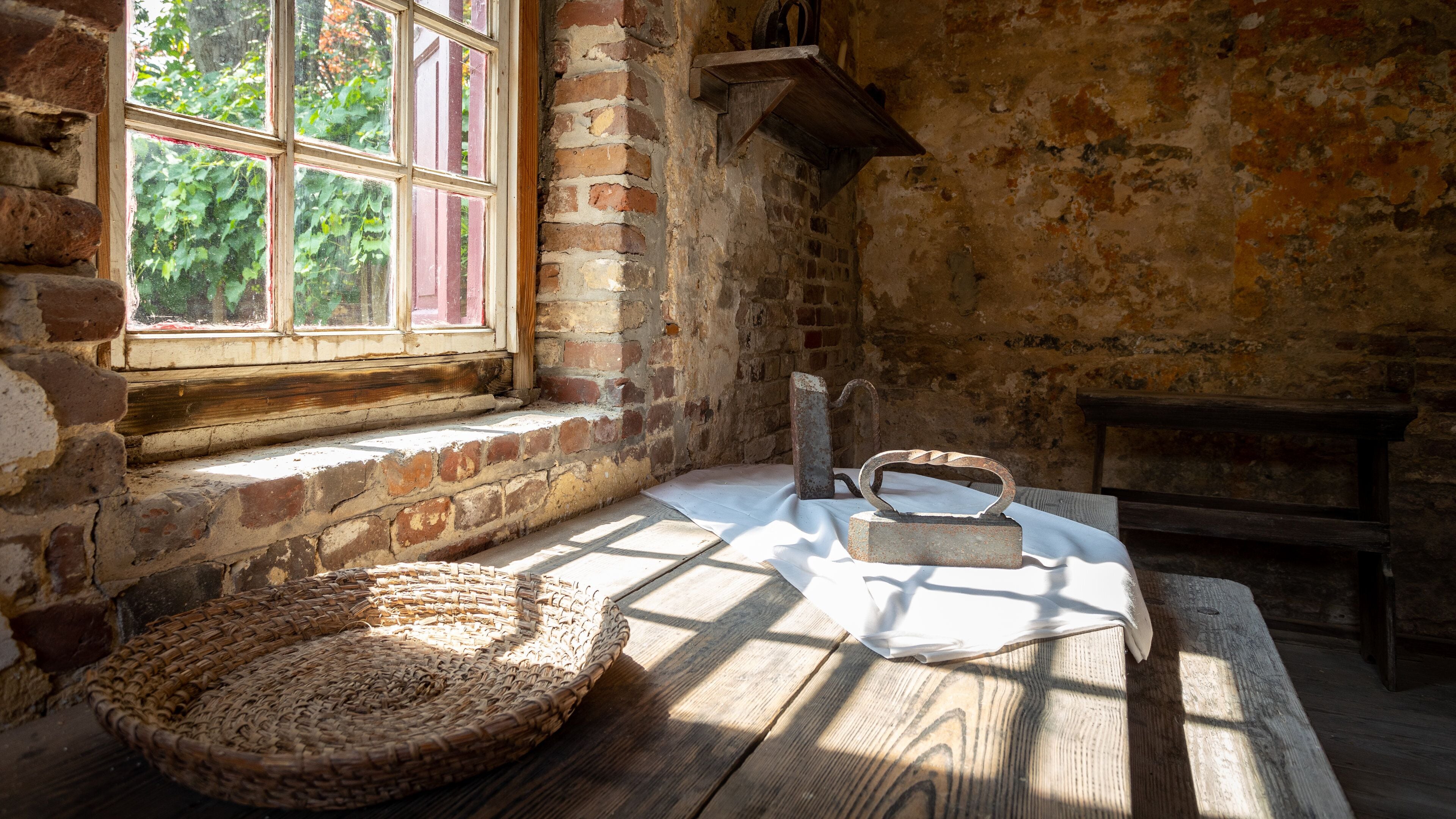 Heyward-Washington House which includes interior views and heritage elements