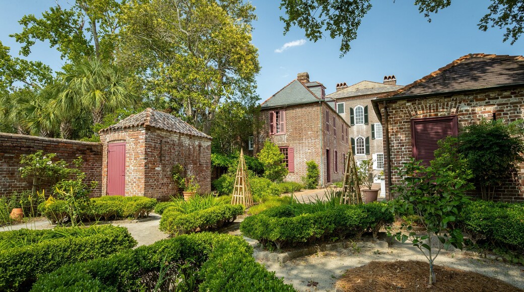 Heyward-Washington House showing a park