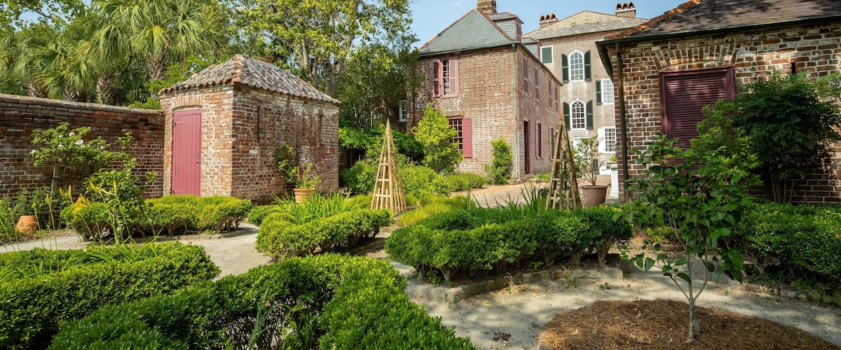 Heyward-Washington House showing a park