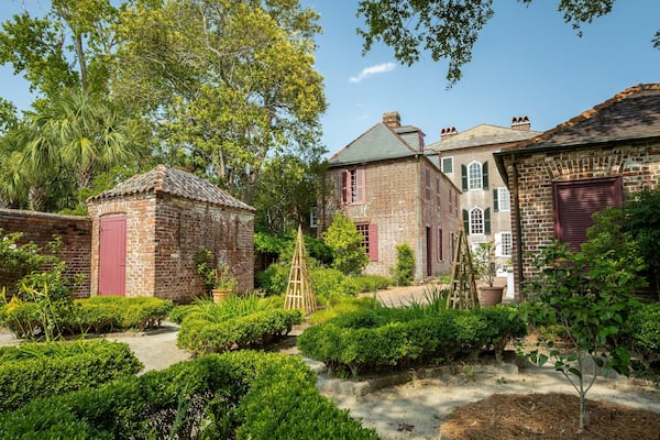 Heyward-Washington House showing a park