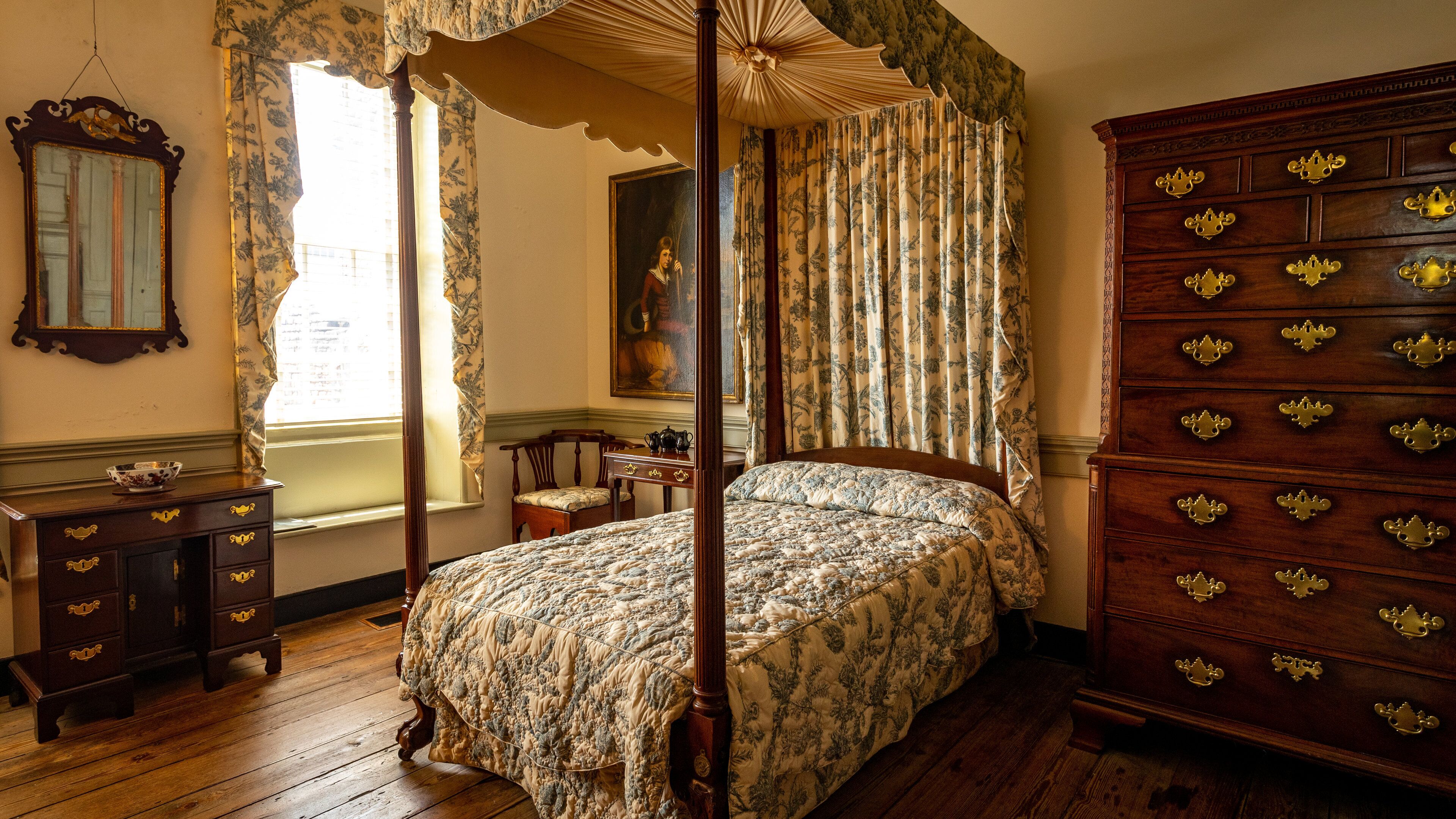 Heyward-Washington House which includes interior views, heritage elements and a house