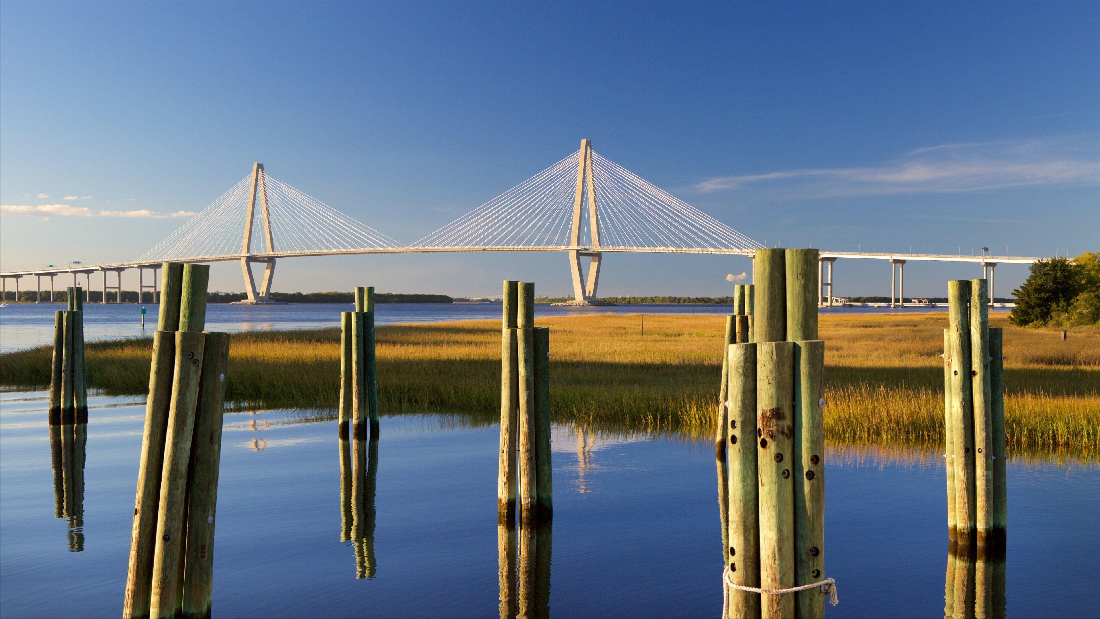 Arthur Ravenel Jr. Bridge mit einem Brücke, Sumpfgebiet und Sonnenuntergang