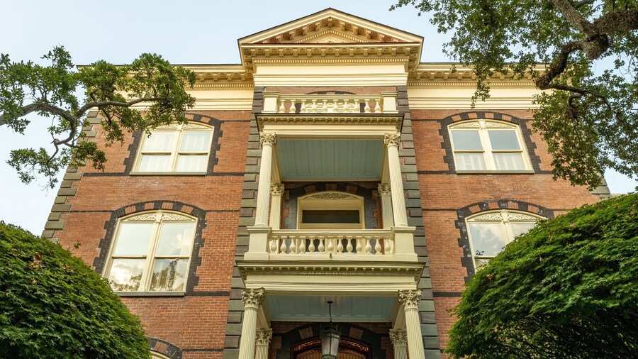 Calhoun Mansion showing heritage elements and a house