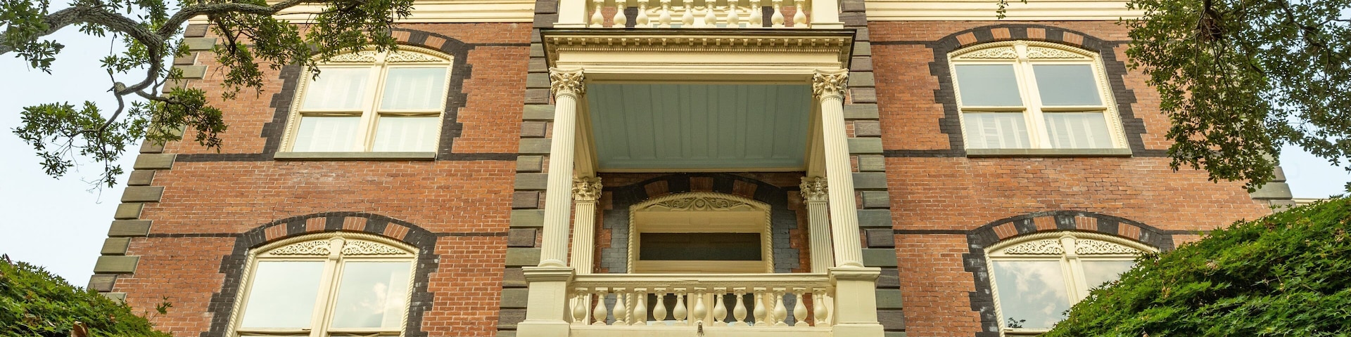 Calhoun Mansion showing heritage elements and a house