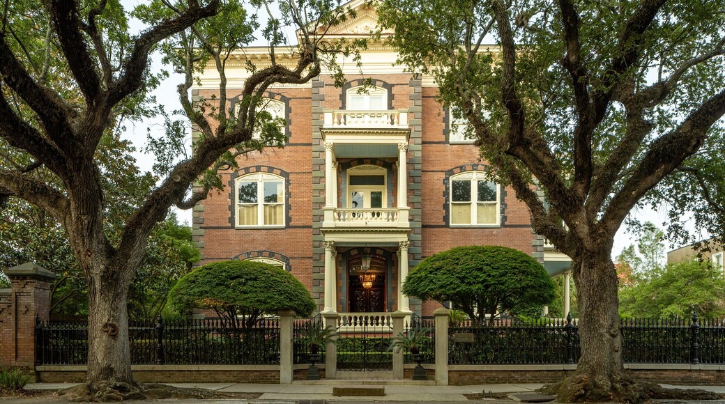 Calhoun Mansion which includes heritage elements and a house