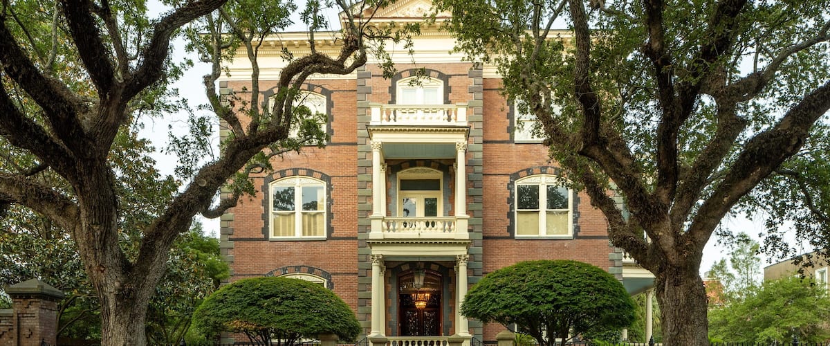 Calhoun Mansion which includes heritage elements and a house