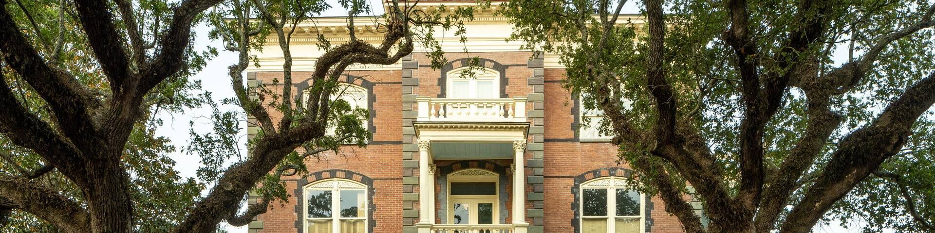 Calhoun Mansion which includes heritage elements and a house