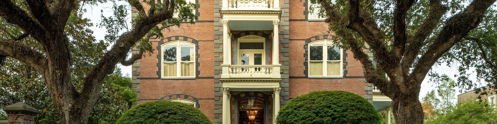 Calhoun Mansion which includes heritage elements and a house
