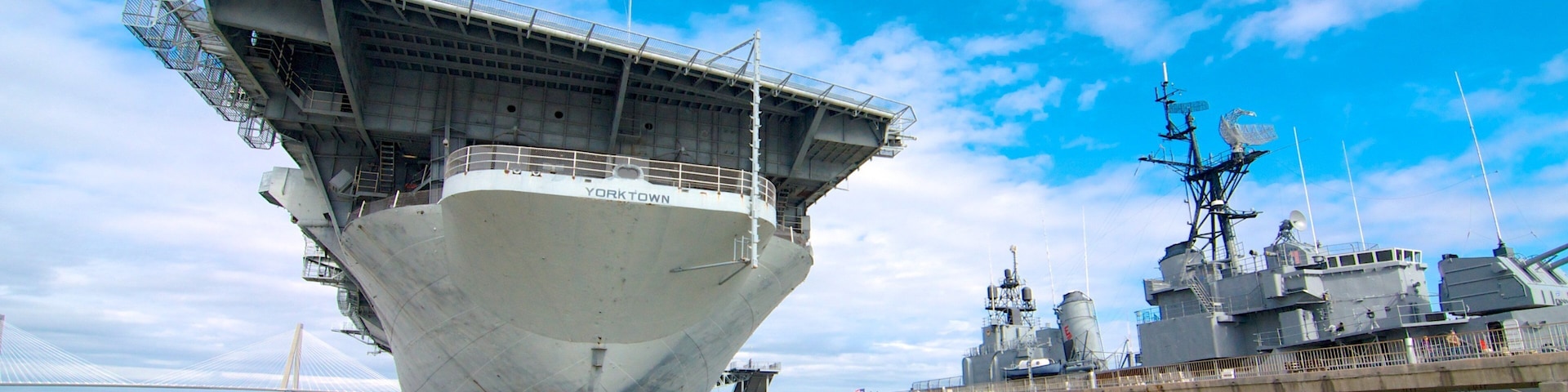Patriots Point Naval and Maritime Museum mostrando itens militares e uma marina