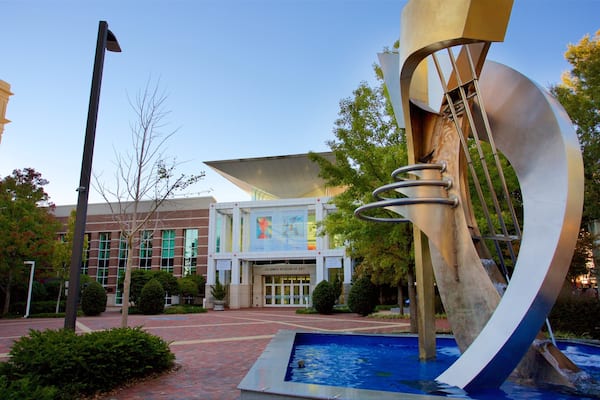 Columbia Museum of Art das einen Outdoor-Kunst und Platz oder Plaza