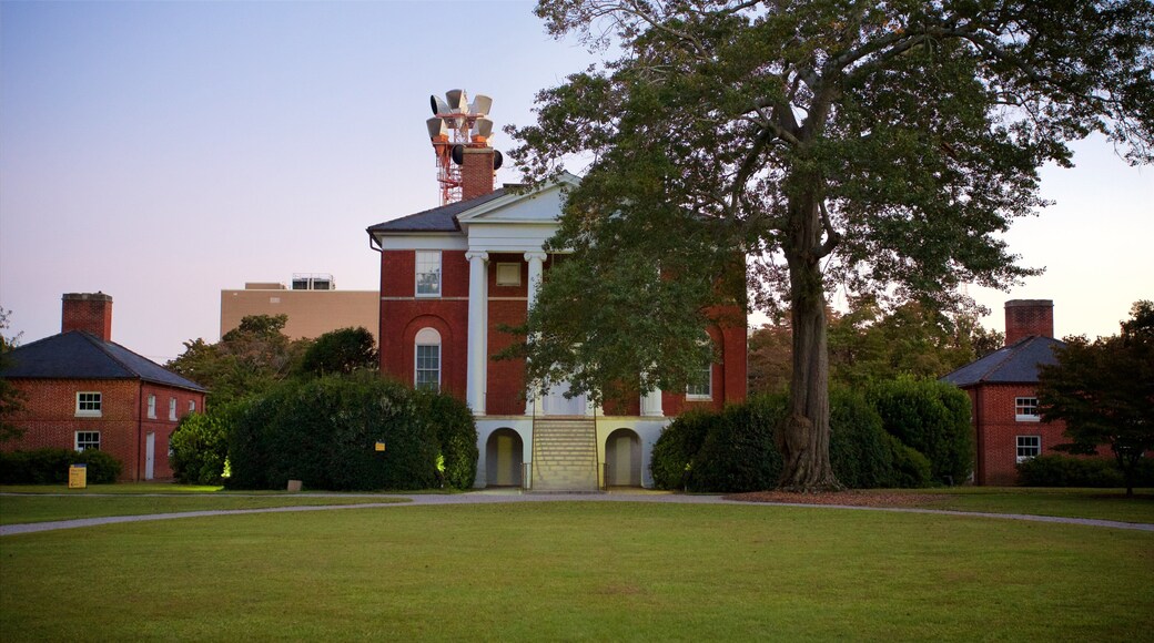 Robert Mills Historic House and Park que inclui elementos de patrimônio, um jardim e uma casa
