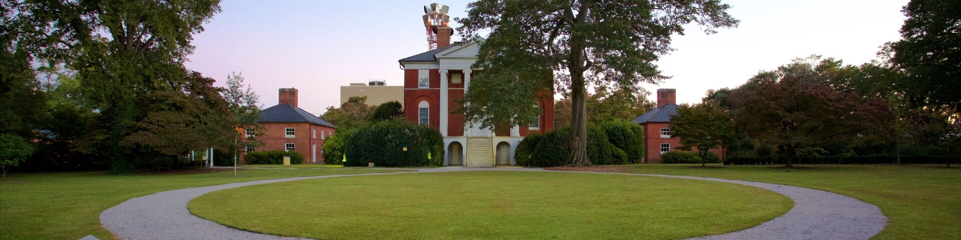 Robert Mills Historic House and Park caracterizando elementos de patrimônio, um parque e uma casa