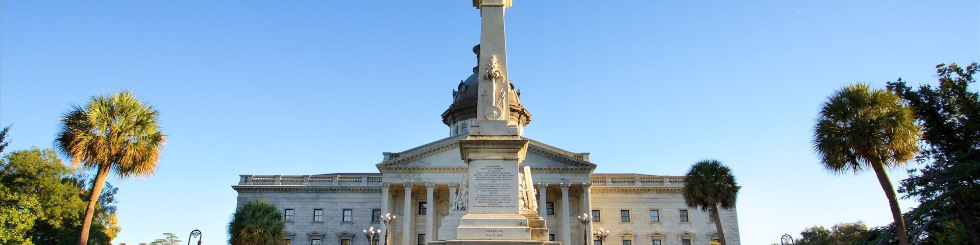 State House mostrando um pôr do sol, um edifício administrativo e arquitetura de patrimônio