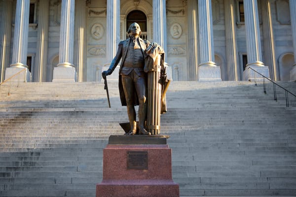 State House welches beinhaltet Verwaltungsgebäude, Statue oder Skulptur und Sonnenuntergang
