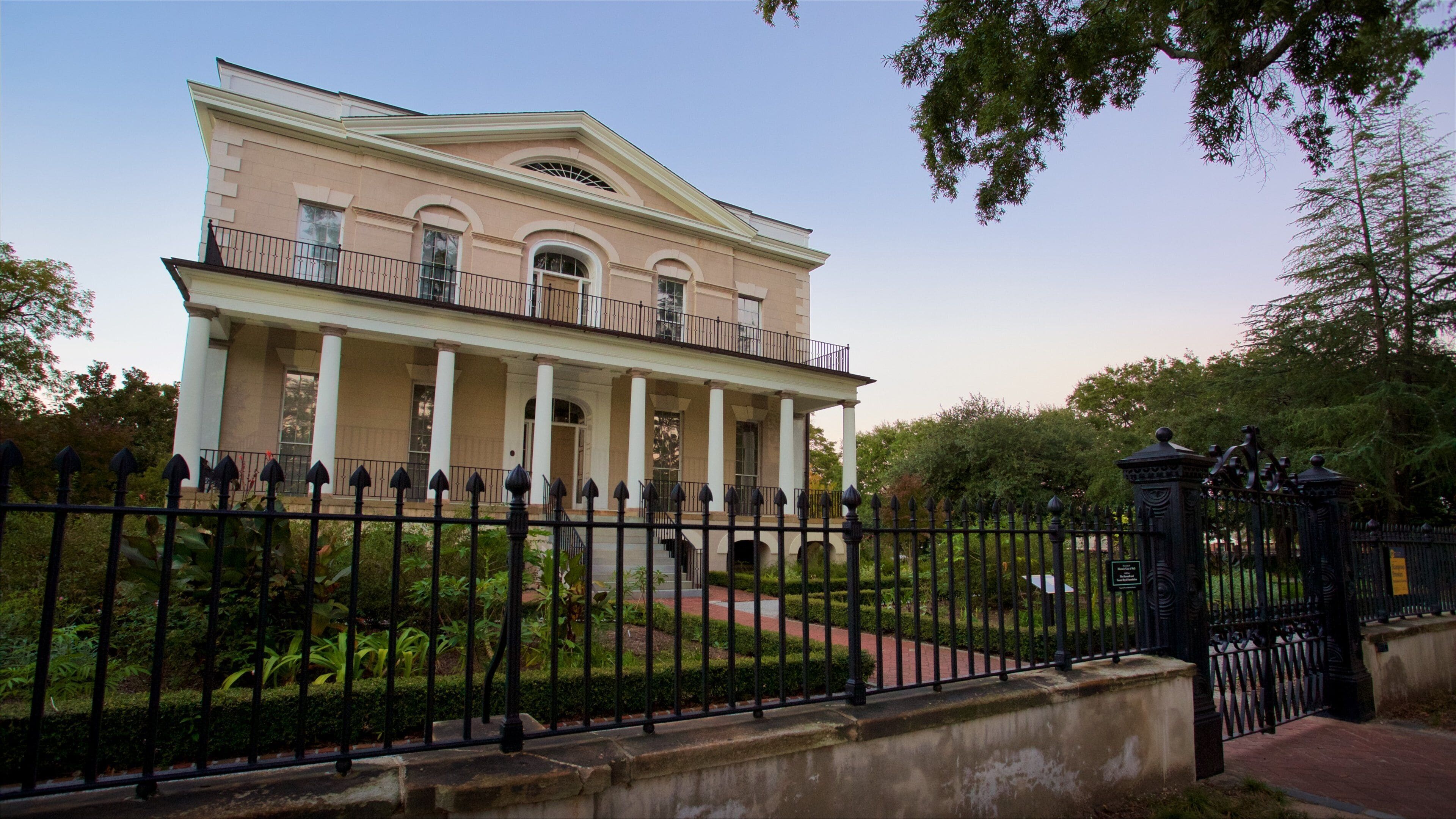 Hampton-Preston Mansion and Gardens mostrando uma casa e elementos de patrimônio