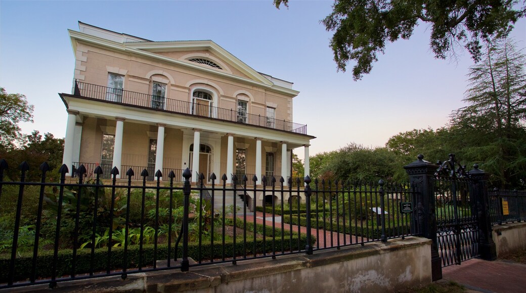 漢普頓 - 普雷斯頓大廈和花園 呈现出 傳統元素 和 房屋