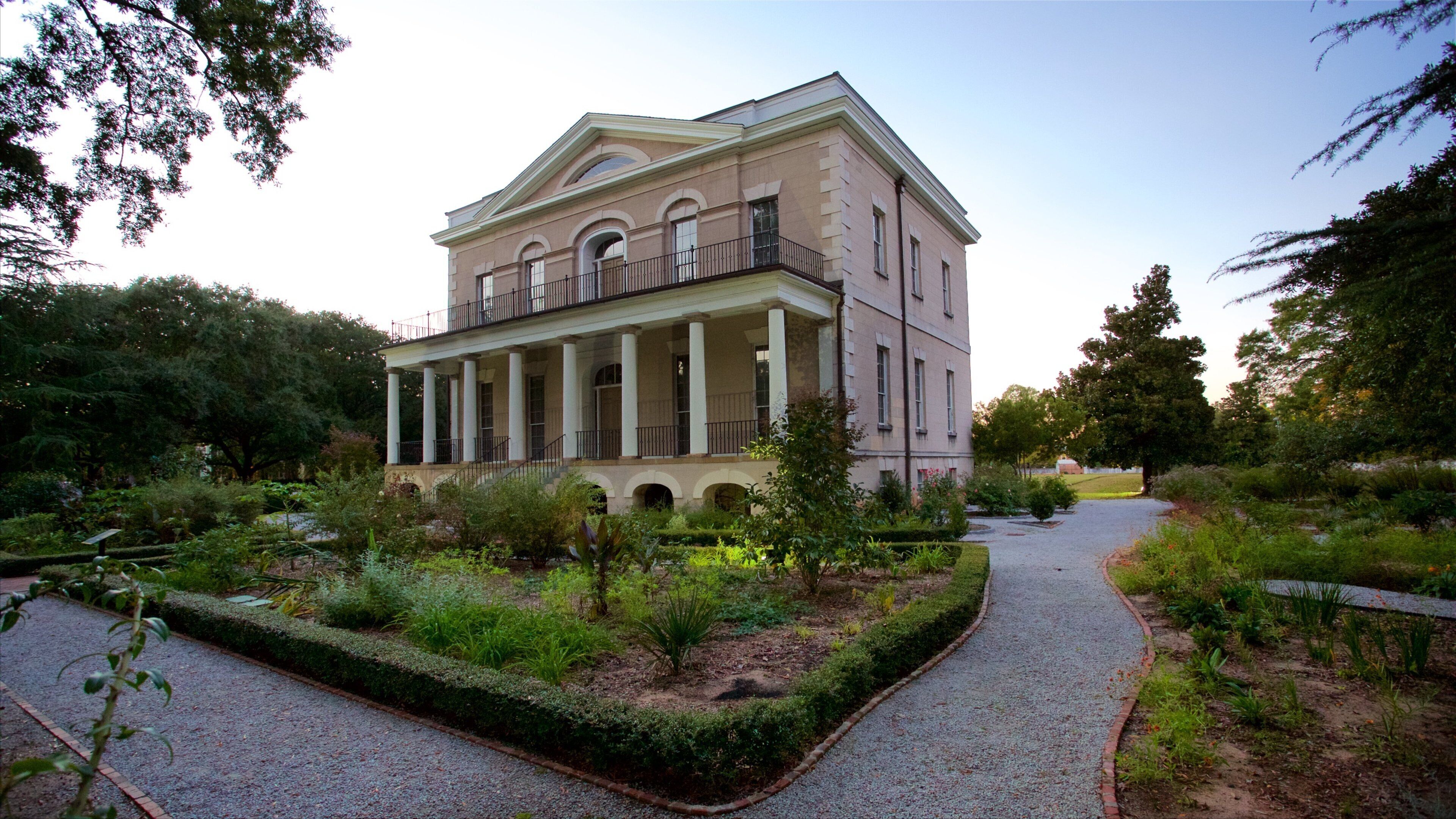 漢普頓 － 普雷斯頓大廈和花園 呈现出 傳統元素, 房屋 和 花園