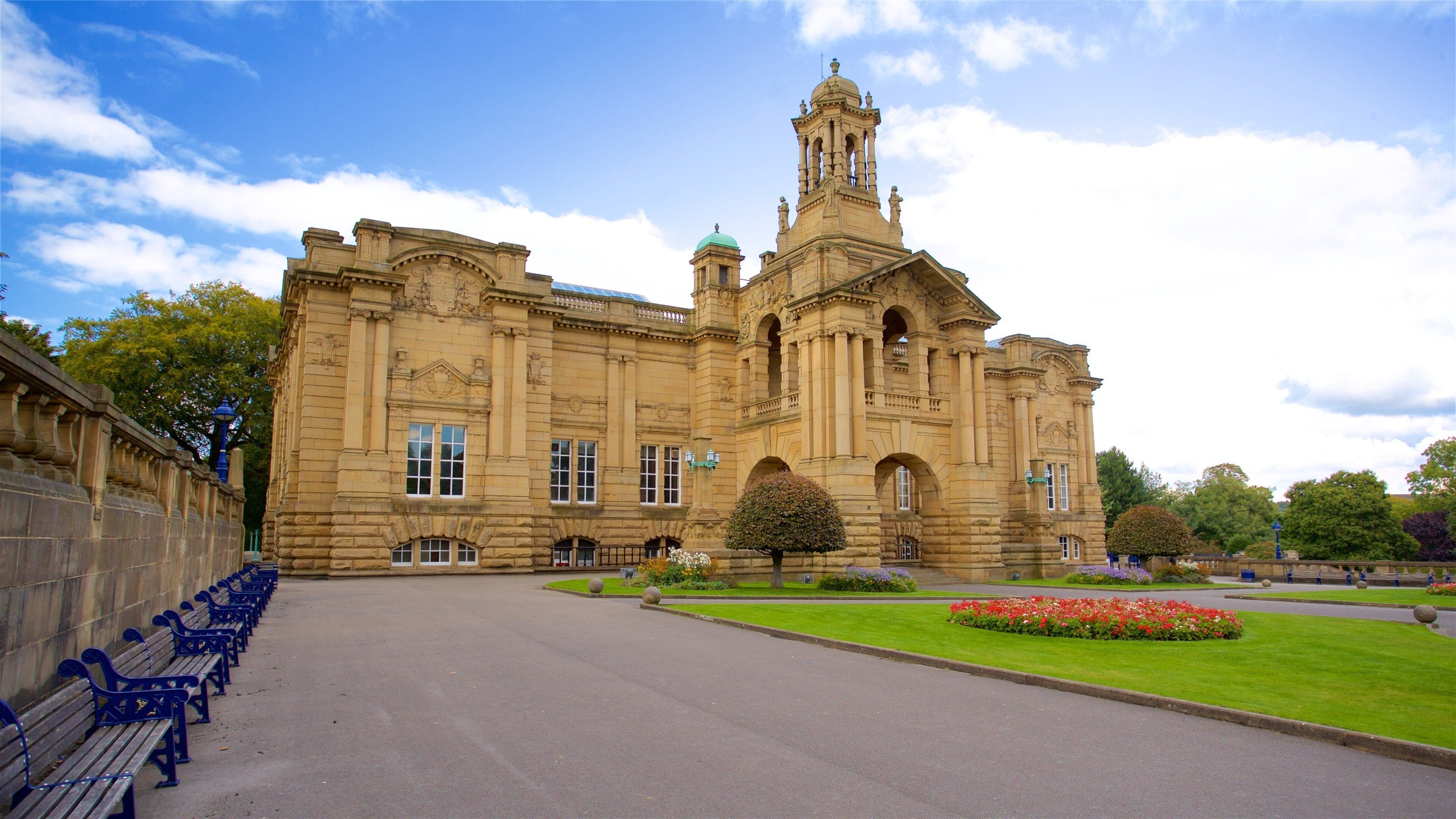 Cartwright Hall Art Gallery que inclui flores e arquitetura de patrimônio