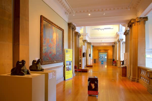 Cartwright Hall Art Gallery welches beinhaltet Innenansichten und Kunst