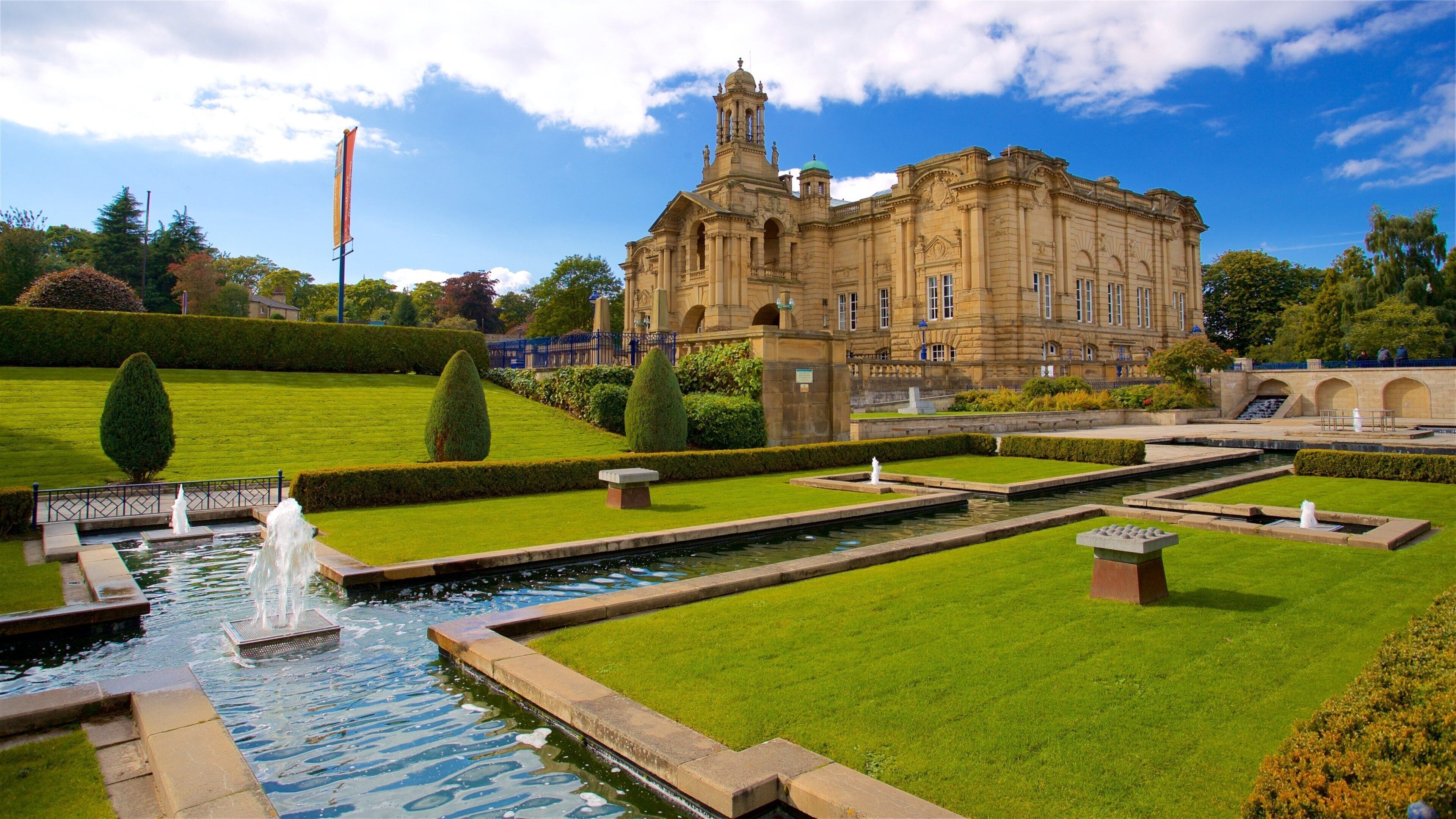 Cartwright Hall Art Gallery showing a park, heritage architecture and a fountain