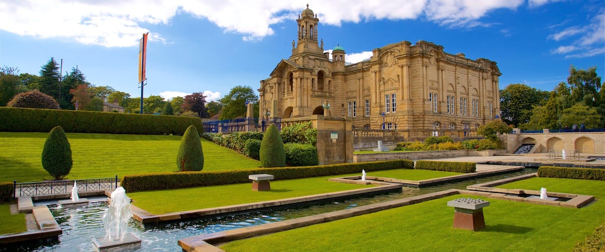 Cartwright Hall Art Gallery que incluye una fuente, un jardín y patrimonio de arquitectura