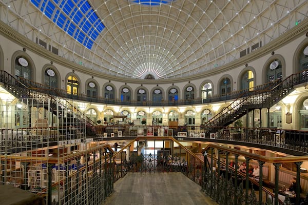 Corn Exchange montrant dßner en ville et vues intérieures