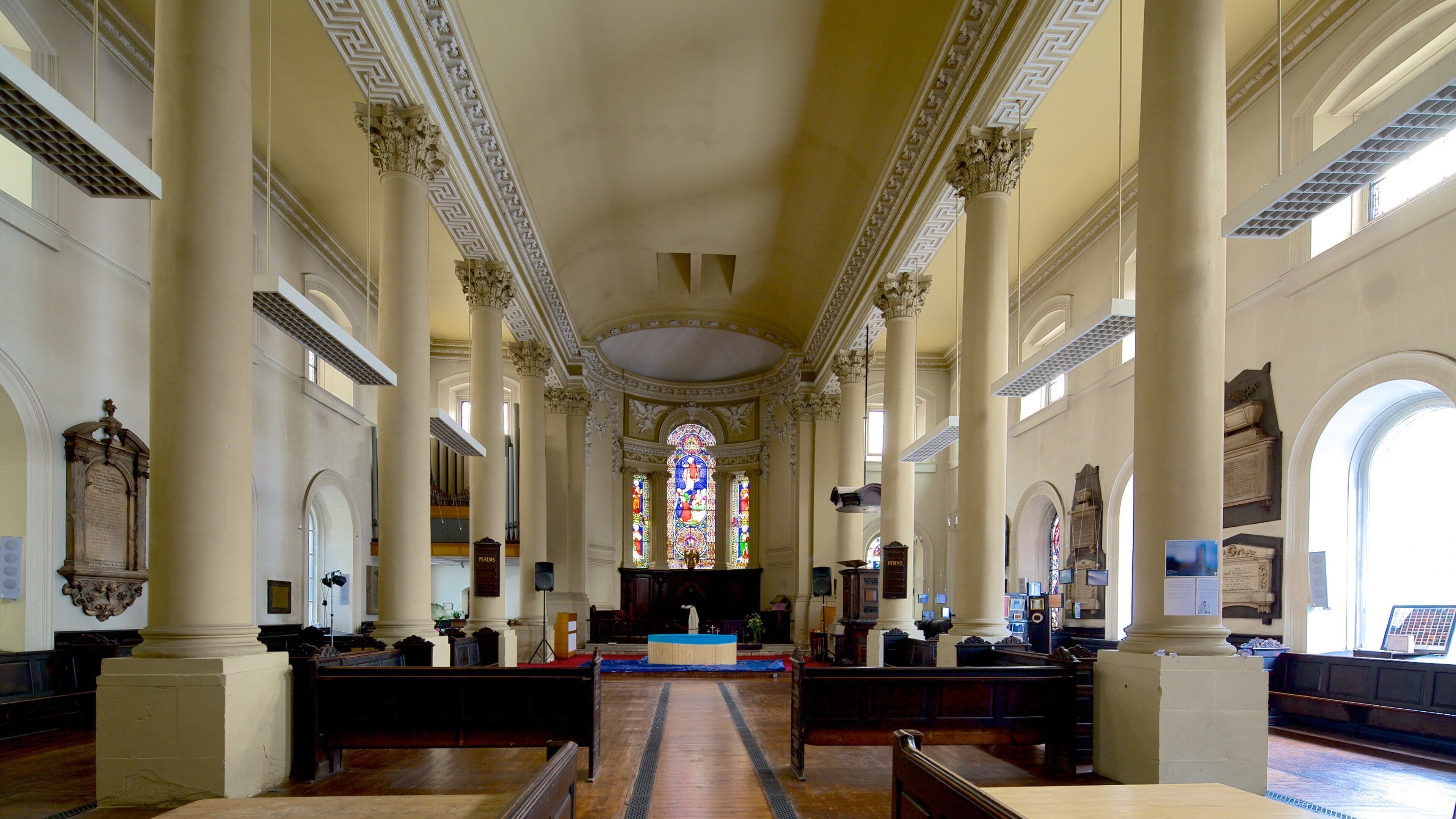 Holy Trinity Church ofreciendo vista interna, elementos religiosos y una iglesia o catedral