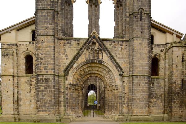 Kirkstall Abbey mit einem Gebäuderuinen, Geschichtliches und Kirche oder Kathedrale