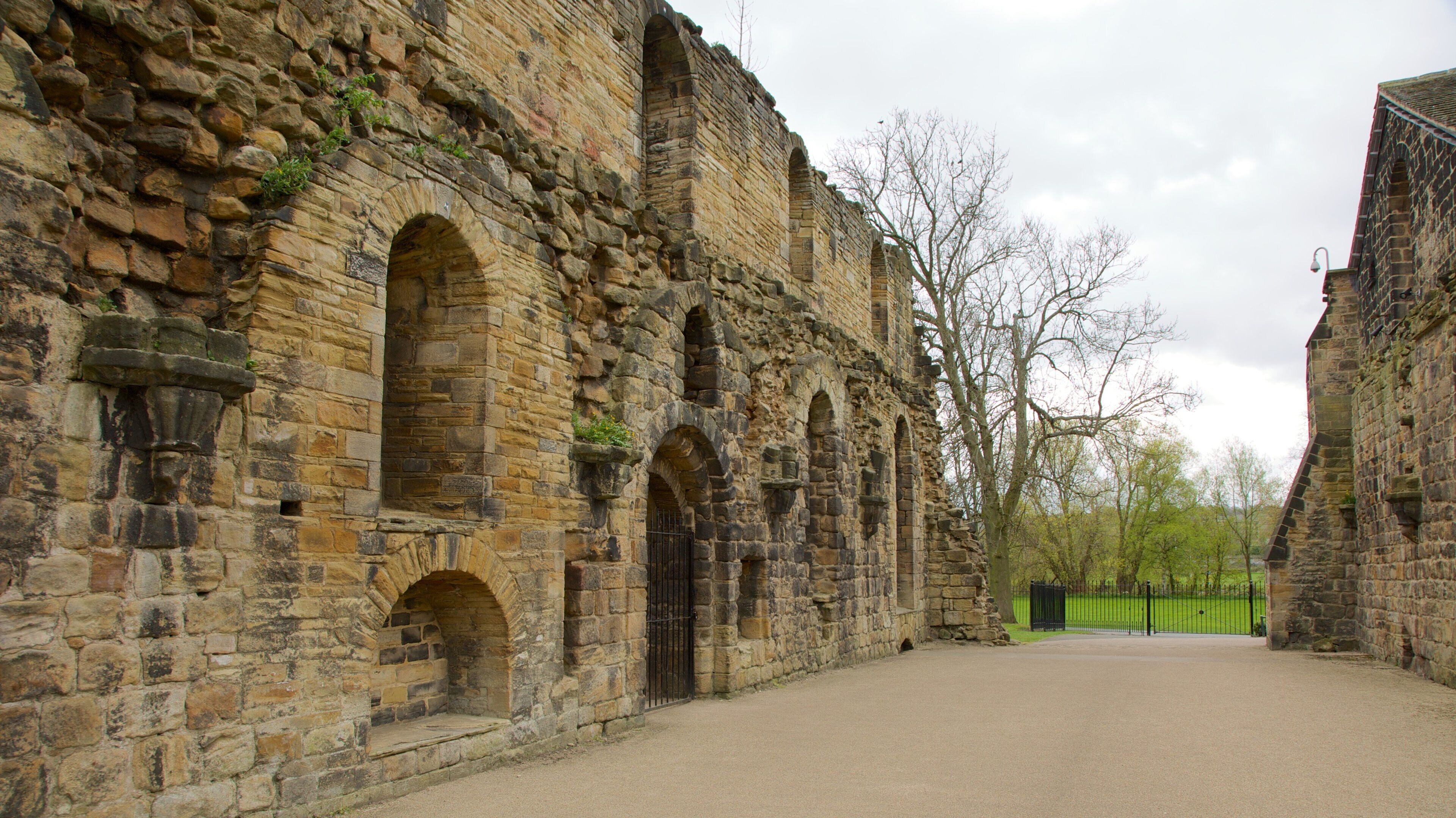 Kirkstall Abbey montrant église ou cathédrale, patrimoine historique et ruine