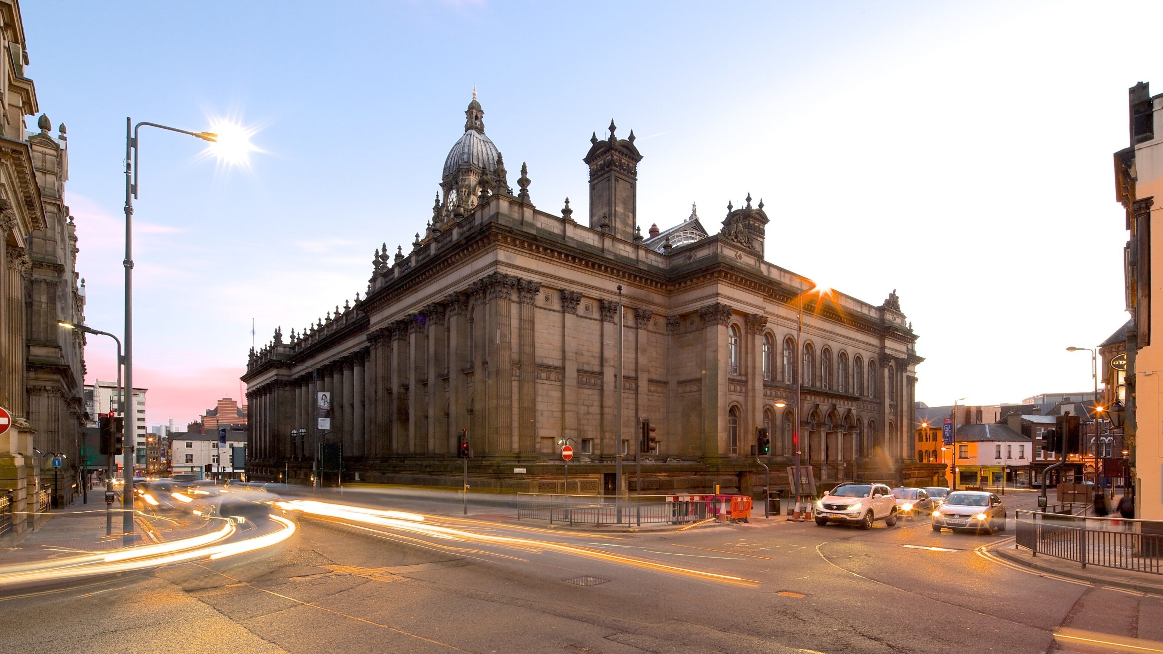 Leeds Town Hall featuring street scenes and heritage architecture