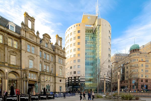 Leeds City Square which includes a city, a square or plaza and an administrative buidling