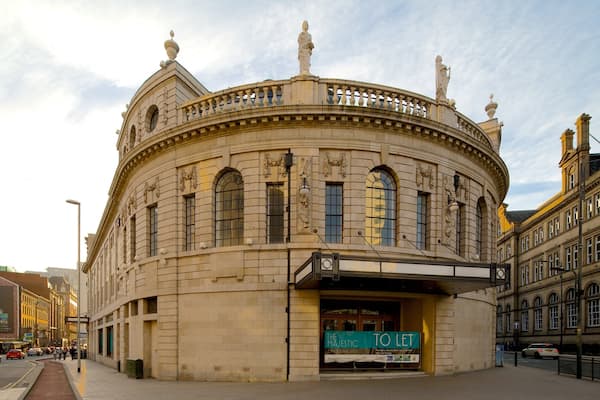 Leeds City Square che include architettura d\'epoca e strade