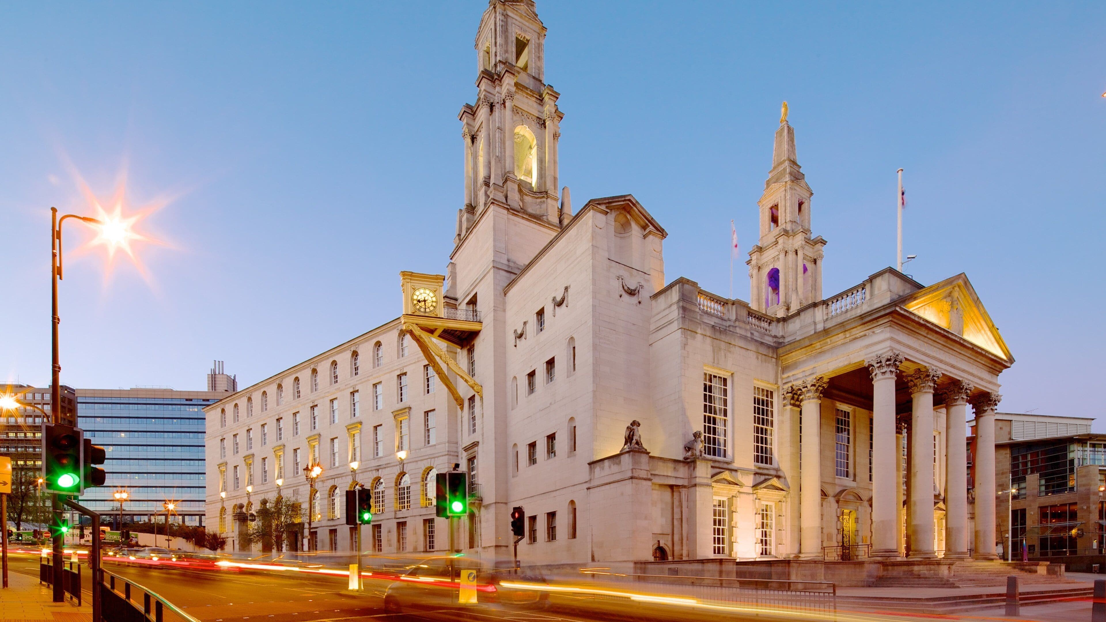 Millennium Square som inkluderer gatescener og historisk arkitektur