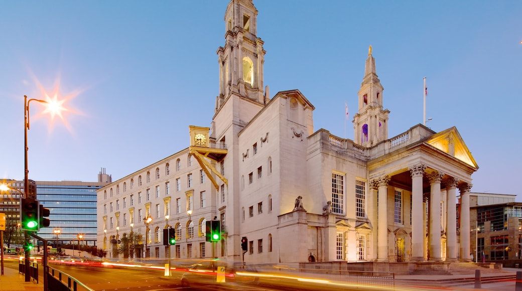 Millennium Square som inkluderer gatescener og historisk arkitektur