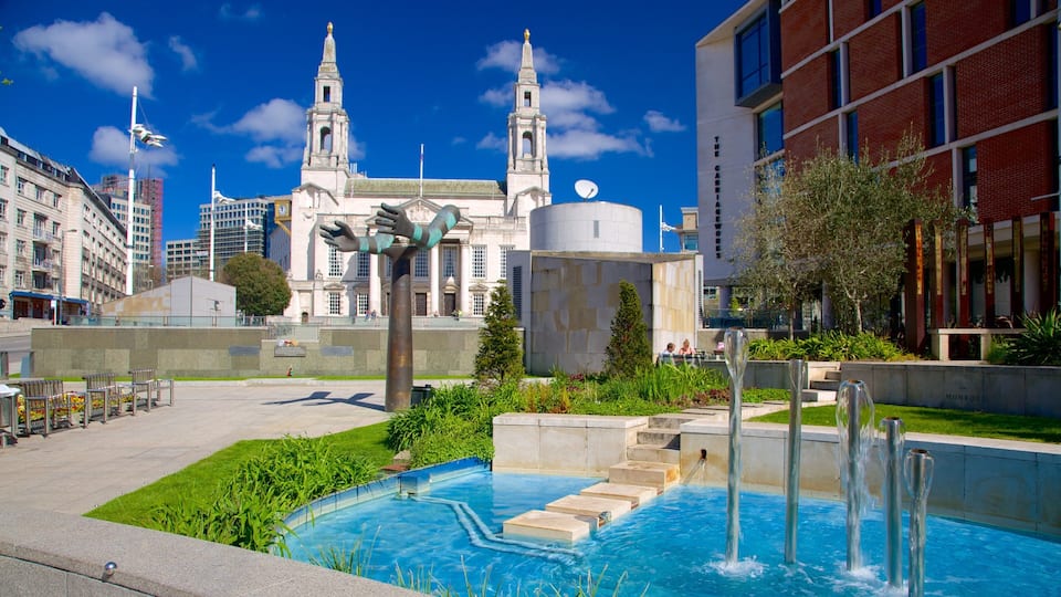 Leeds which includes a fountain
