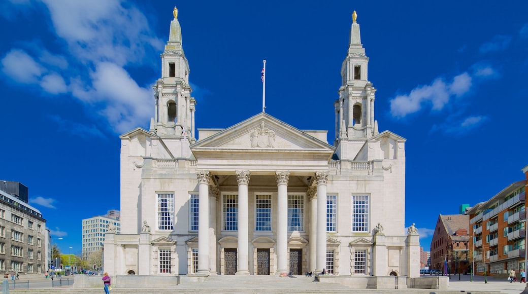 Millennium Square ofreciendo escenas urbanas y patrimonio de arquitectura