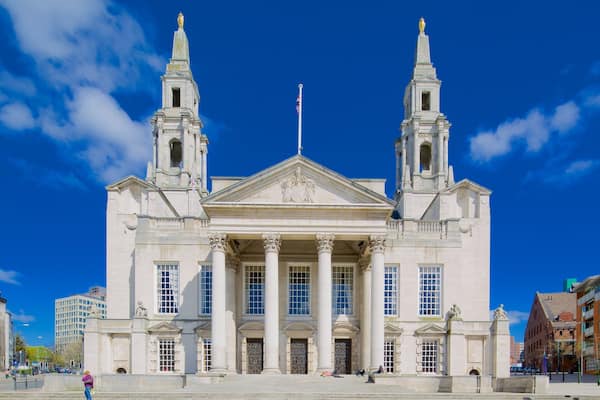 Millennium Square mettant en vedette patrimoine architectural et scĂšnes de rue