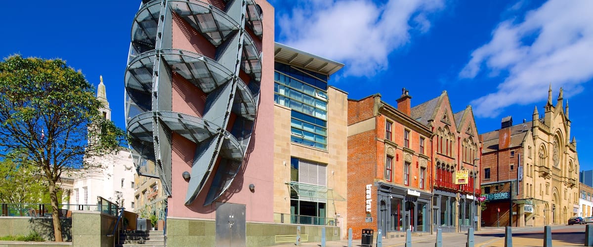 Millennium Square som inkluderar modern arkitektur