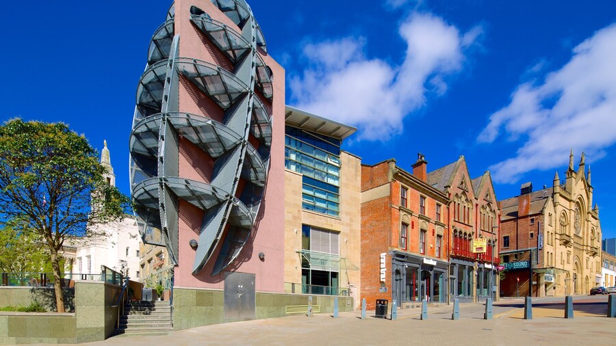 Millennium Square ofreciendo arquitectura moderna
