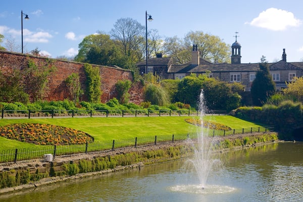 Roundhay Park mostrando parco, fiume o ruscello e fontana