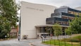 Edifici de la Universitat de Leeds amb façana de vidre moderna i estructura de maó clàssica.